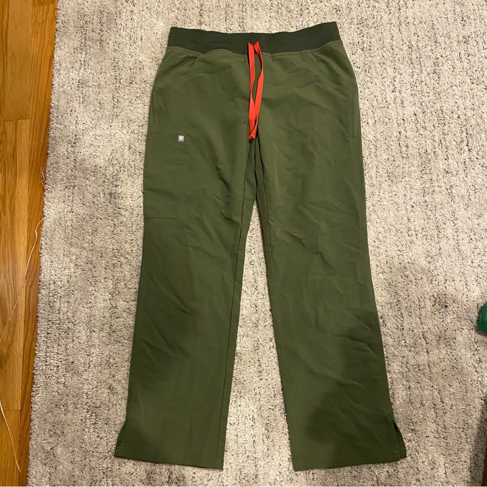 FIGS Kade Cargo Scrub Pants - Picture 2 of 4